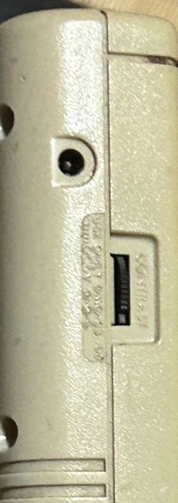 初代ゲームボーイの側面（CONTRASTのつまみ）