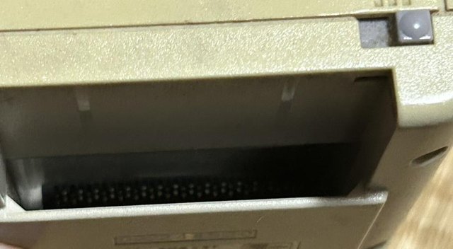 初代ゲームボーイの上側のカセットを差し込む所
