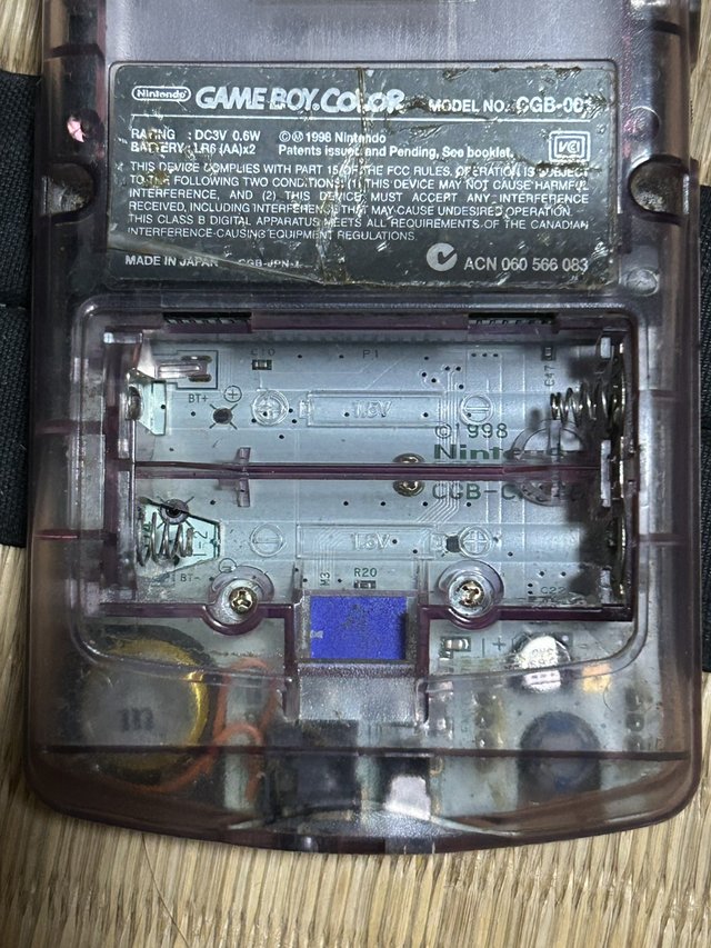 ゲームボーイカラーの電池ぶたを外したところ