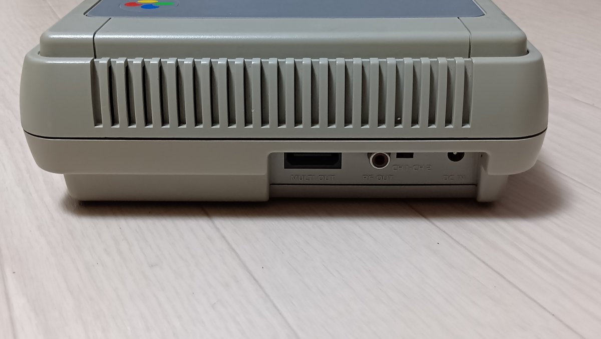 スーパーファミコン本体の背面の端子